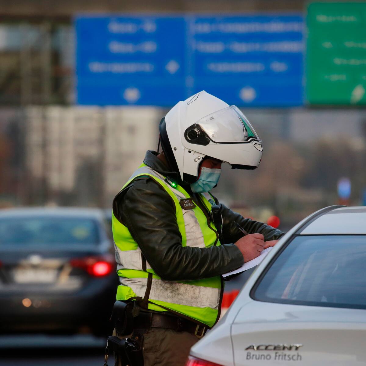 Carabineros despliega operativo de copamiento en accesos a Santiago y detiene a conductor de transporte escolar