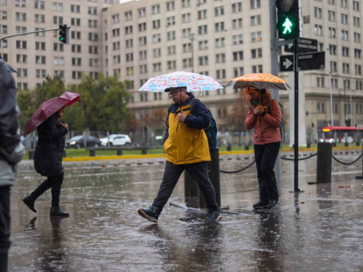 Lluvia confirmada en Santiago: pronostican 3 días de precipitaciones, revisa cuántos mm caerán y cuándo empieza