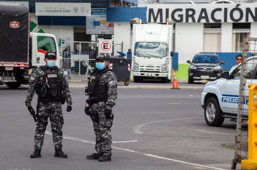 Fuerzas de seguridad de Ecuador custodian un paso fronterizo