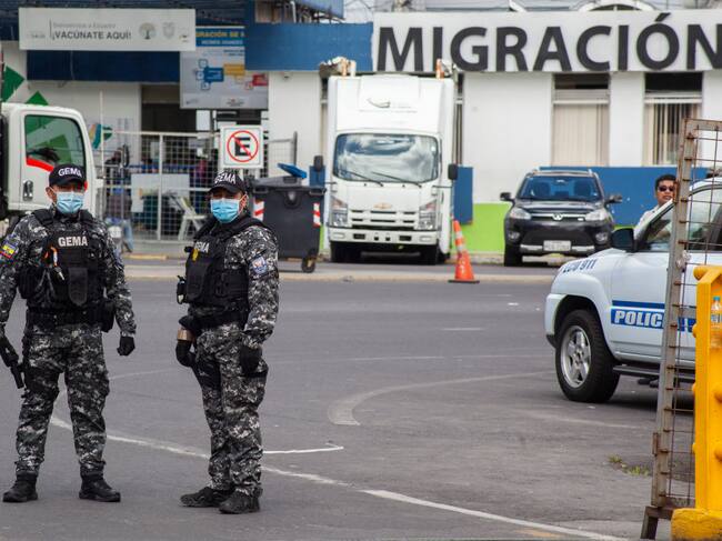 Fuerzas de seguridad de Ecuador custodian un paso fronterizo