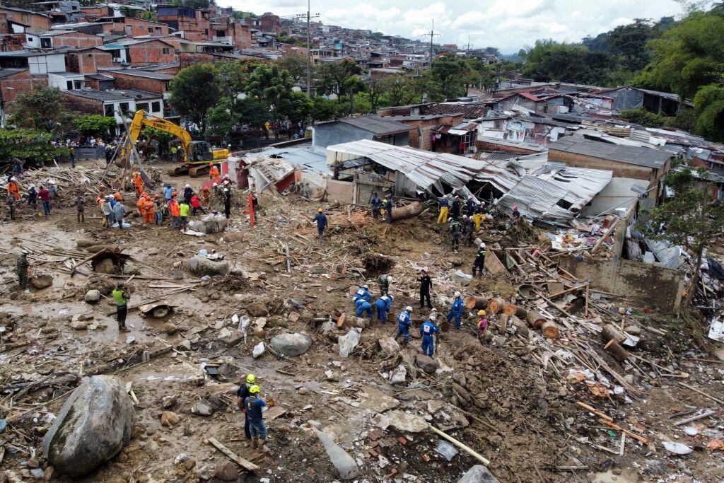 Los rescatistas trabajan en medio de los derrumbes en Pereira