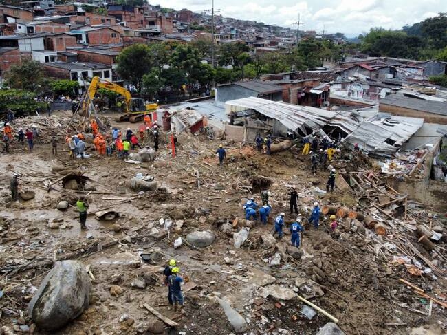 Los rescatistas trabajan en medio de los derrumbes en Pereira