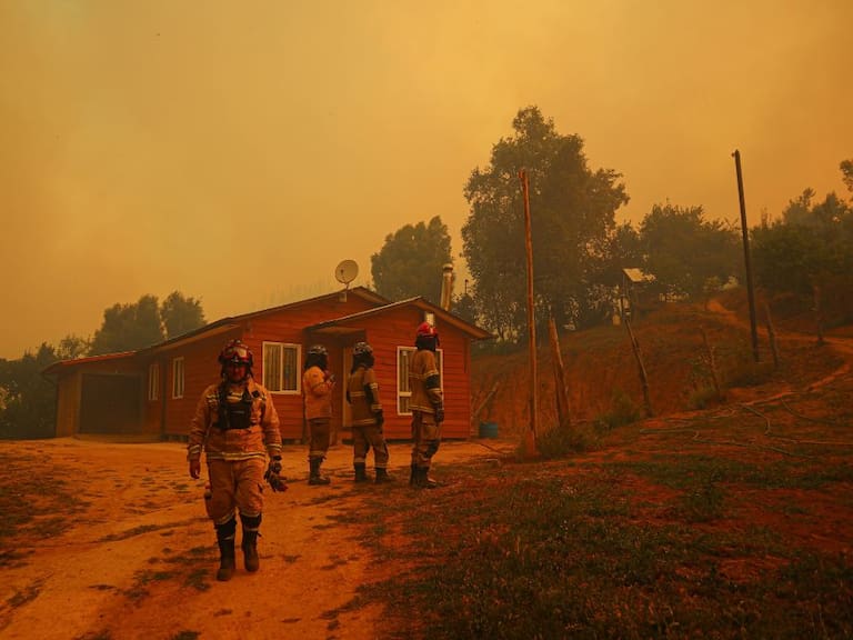 Incendios en el sur: CIGIDEN realiza estudio que determina que 54% de los campamentos del Ñuble están más expuestos a incendios forestales
