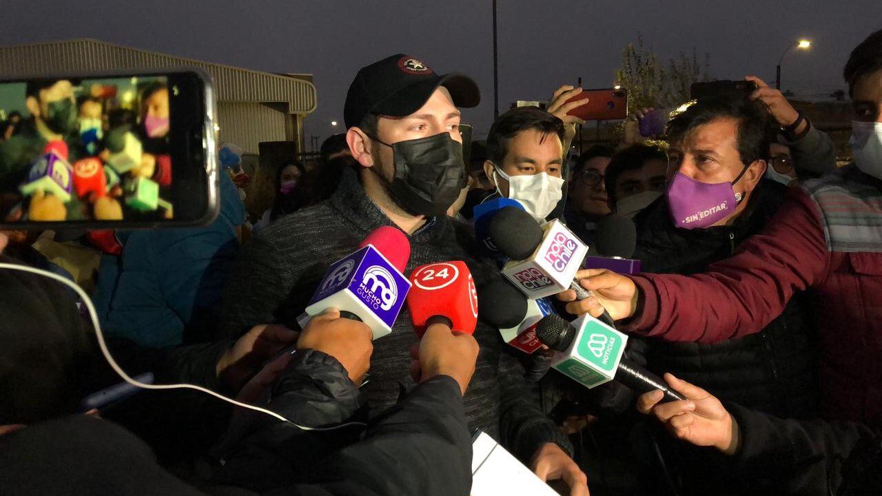 Moisés, padre de Tomás Bravo, conversa con la prensa. Imagen cedida.