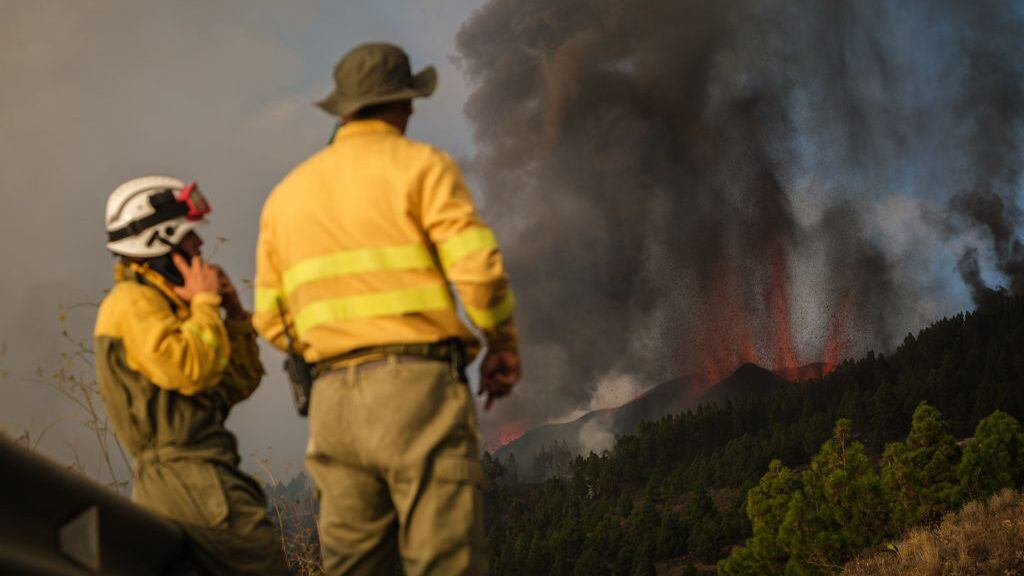 Erupción de volcán en La Palma obligó la evacuación de 5 mil personas