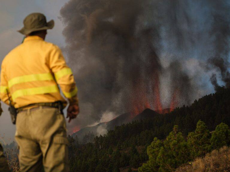 Erupción de volcán en La Palma obligó la evacuación de 5 mil personas
