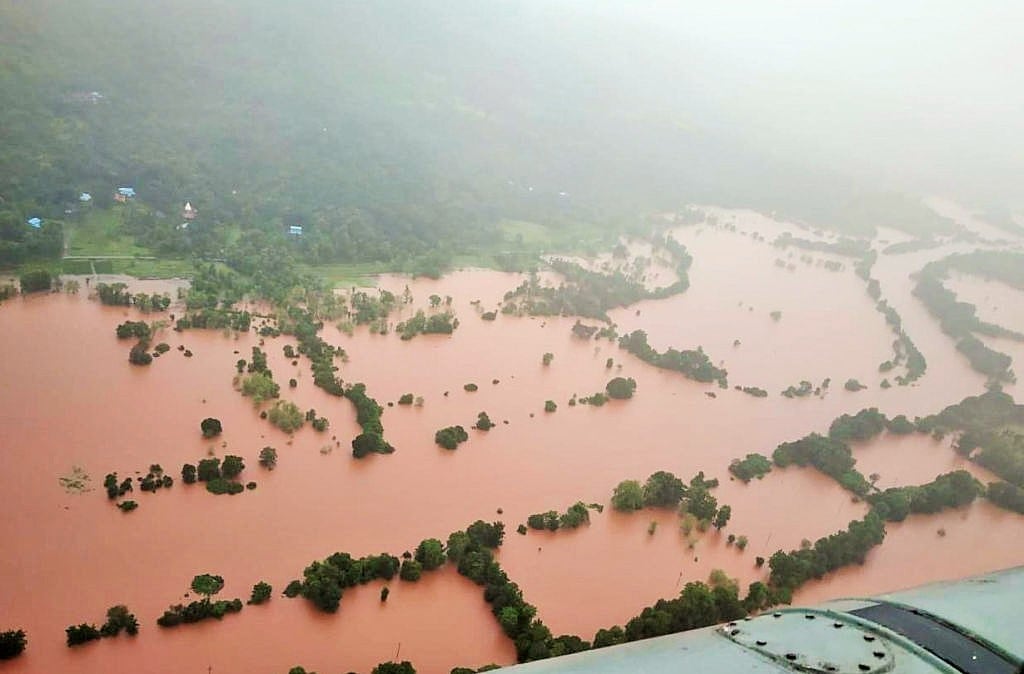 Deslizamientos de tierra y el agua inundaron la localidad india de Raigad
