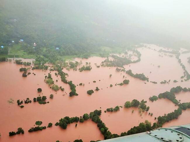 Deslizamientos de tierra y el agua inundaron la localidad india de Raigad