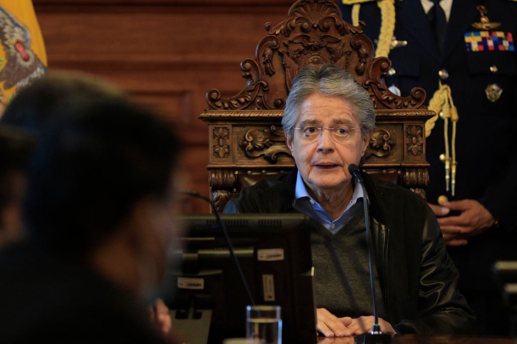 El presidente de Ecuador Guillermo Lasso habla en la sede del gobierno en Quito