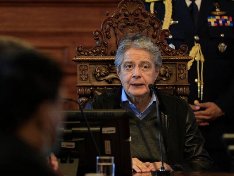 El presidente de Ecuador Guillermo Lasso habla en la sede del gobierno en Quito