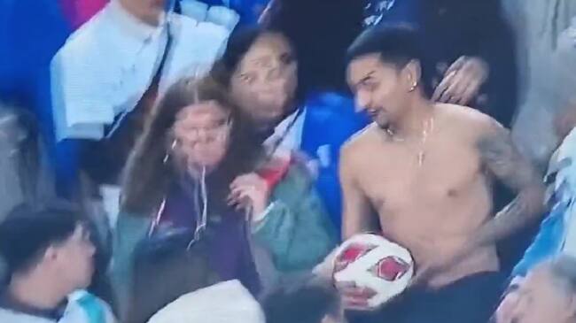 Universidad Católica busca a hincha que se robó un balón