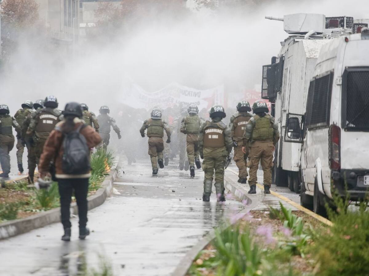 Marcha de estudiantes termina con incidentes en el centro de Santiago