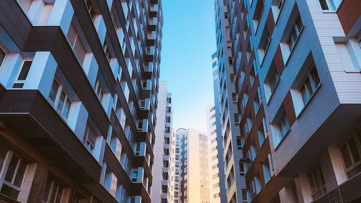 ¿Vivienda como derecho o negocio? La paradoja entre departamentos vacíos y campamentos en Chile, según experto