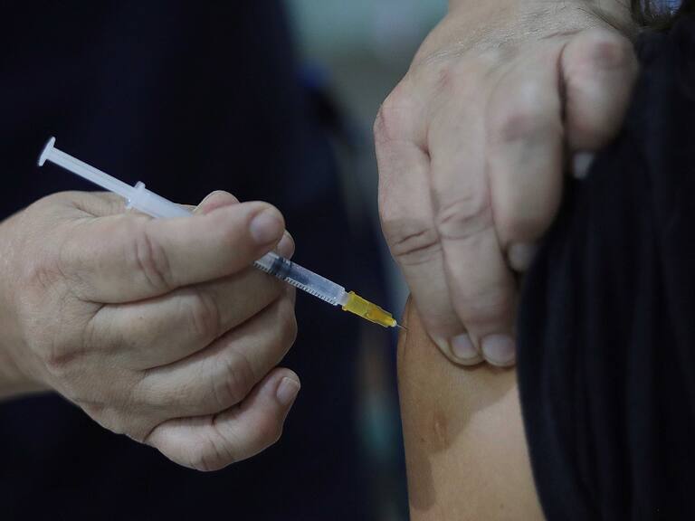 10 de enero del 2022/SANTIAGOUna persona en vacunada, durante el inicio al proceso de vacunación con cuarta dosis contra el Covid-19, en el Hospital de la FACH, en la comuna de Las Condes.
FOTO: SEBASTIAN BELTRAN GAETE/AGENCIAUNO