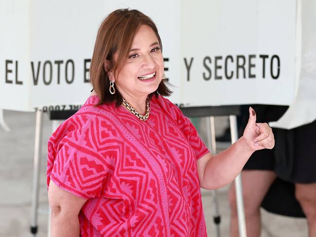 MEXICO CITY, MEXICO - JUNE 02: Presidential candidate Xóchitl Gálvez of the 'Fuerza y Corazón por México' coalition shows her inked fingerprint after casting her vote during the presidential elections at Escuela Primaria El Chamizal on June 02, 2024 in Mexico City, Mexico. According to the Instituto Nacional Electoral (INE) over 100 million people are allowed to vote on the 2024 Presidential Election in Mexico. Claudia Sheinbaum of the Sigamos Haciendo Historia coalition, Xochitl Galvez of Fuerza y Corazón por México coalition and Jorge Alvarez Maynez of Movimiento Ciudadano will participate as the candidates for the presidency. (Photo by Manuel Velasquez/Getty Images)