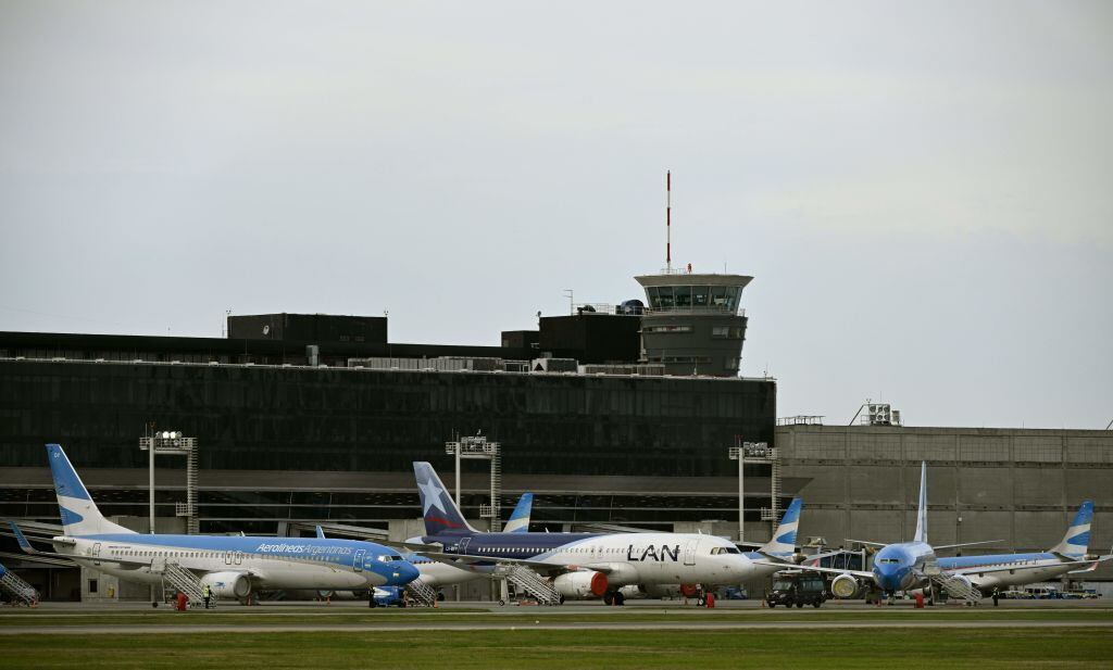 Aviones de LAN descansan en un aeropuerto de Argentina