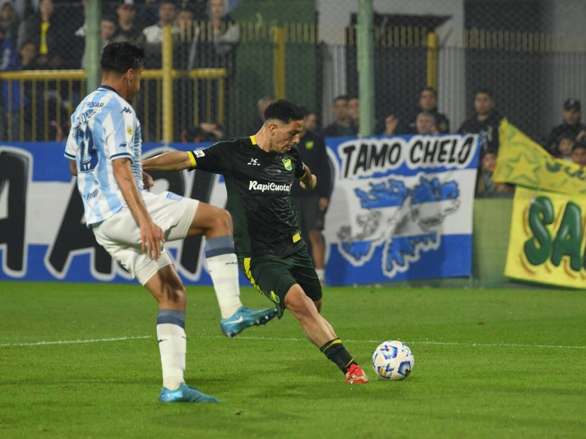Gabriel Arias festeja en duelo de chilenos: Racing obtuvo triunfo clave ante Defensa y Justicia de César Pérez