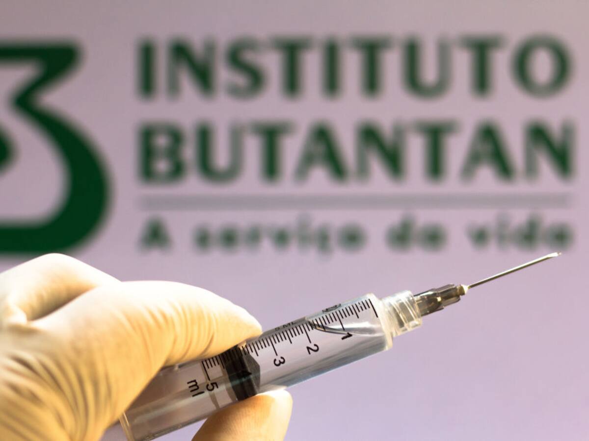 Brasil reanudó los ensayos clínicos de la vacuna china Sinovac contra el Covid-19