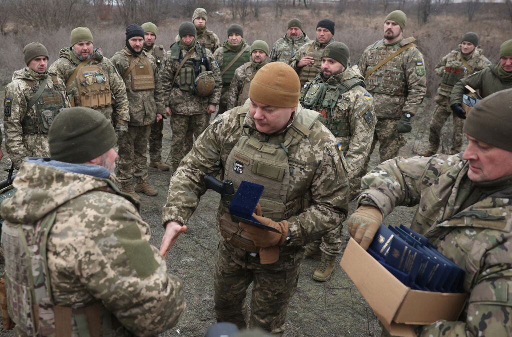 El comandante de las fuerzas conjuntas de Ucrania, Sergiy Nayev, entrega medallas a soldados cerca de la ciudad ucraniana de Kiev.