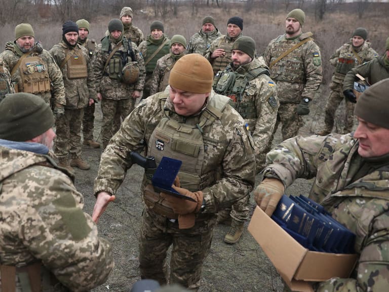 El comandante de las fuerzas conjuntas de Ucrania, Sergiy Nayev, entrega medallas a soldados cerca de la ciudad ucraniana de Kiev.