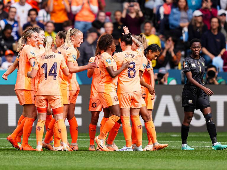 La Selección de Países Bajos festeja el primer gol sobre Sudáfrica en Sídney
