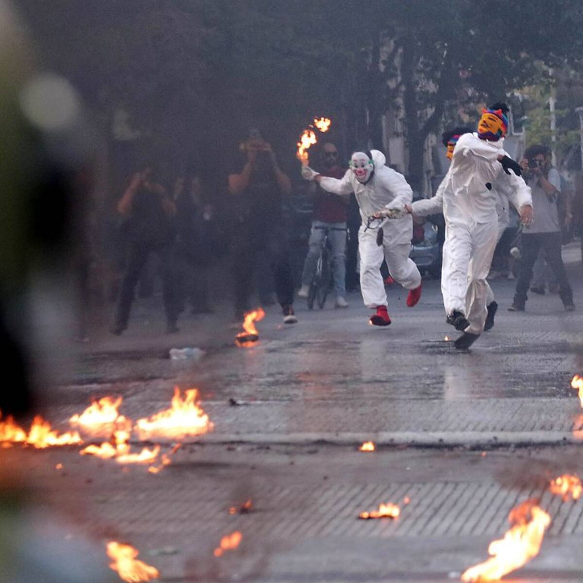 Graves incidentes en el centro de Santiago: encapuchados lanzan bombas molotov fuera del Instituto Nacional