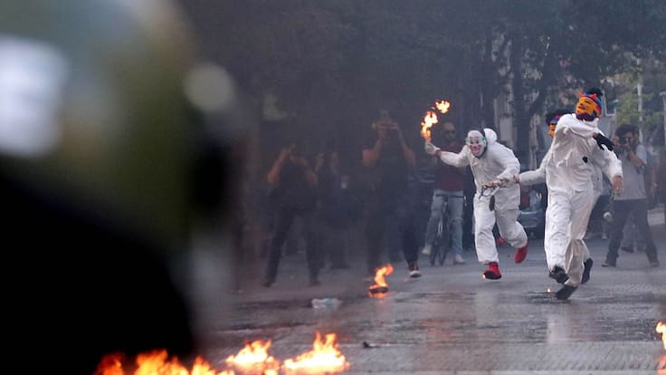Incidentes en el Instituto Nacional: encapuchados lanzan bombas molotov contra Carabineros