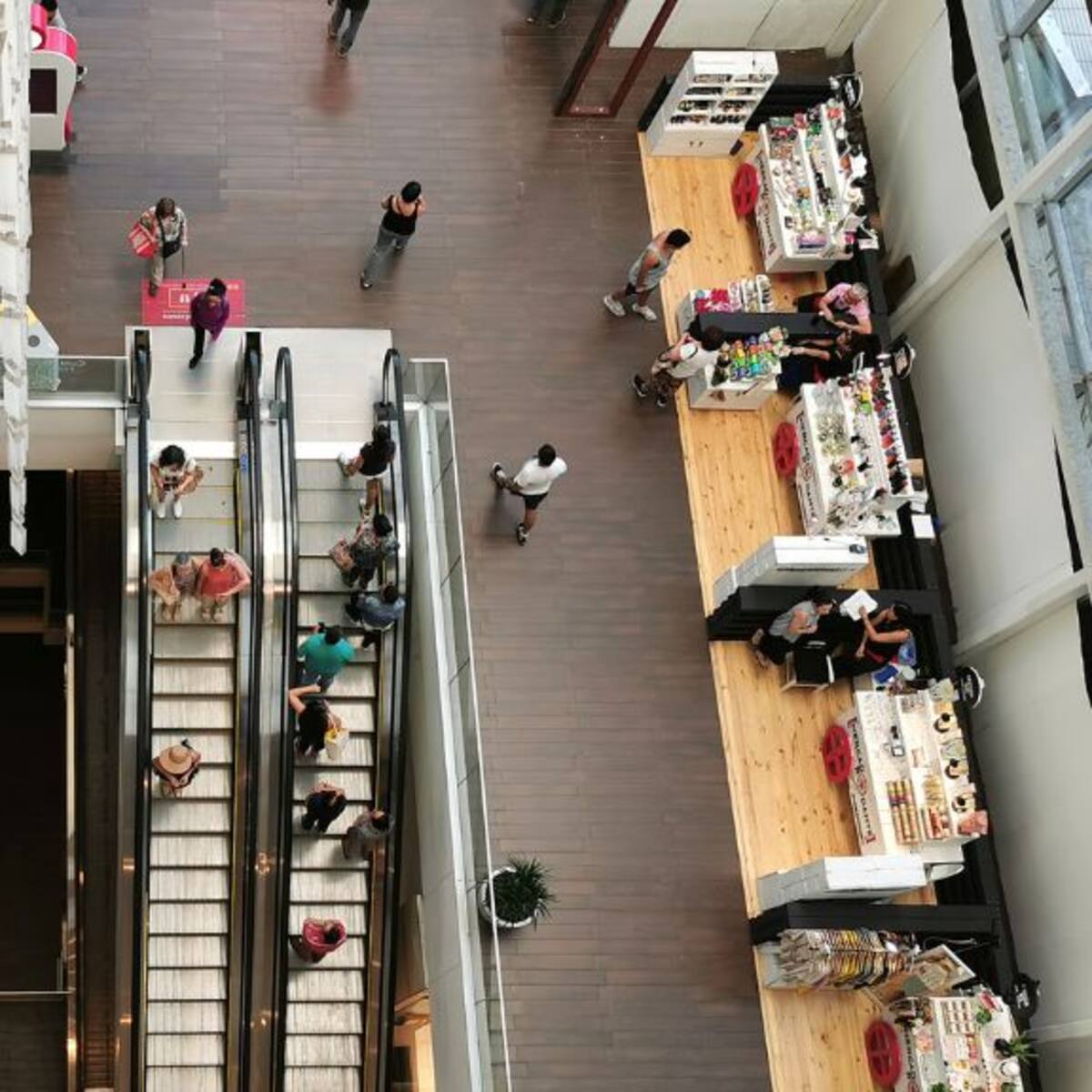 Registran violento asalto y balacera en Mall Plaza Egaña: policía de franco repelió ilícito e hirió «a dos o tres» ladrones