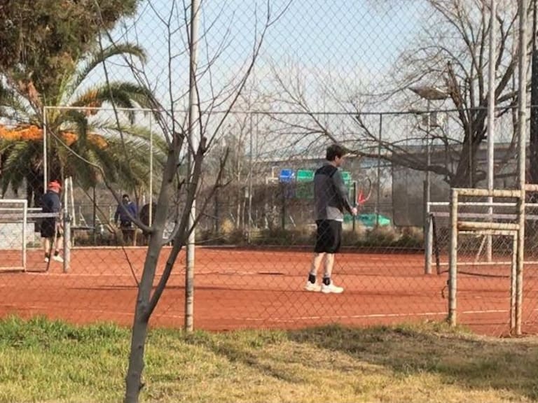 Autoridades clausuraron club de tenis en Vitacura que estaba funcionando pese a la Etapa de Transición que vive la comuna