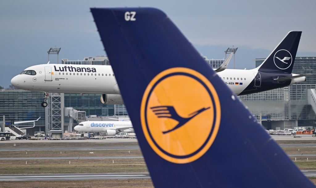 Dos aviones de la compañía aérea Lufthansa en un aeropuerto de Fráncfort en Alemania.