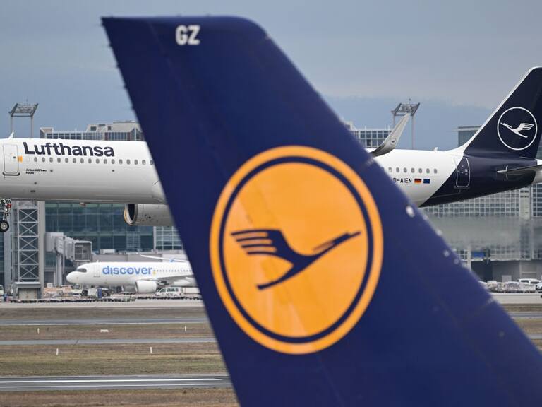 Dos aviones de la compañía aérea Lufthansa en un aeropuerto de Fráncfort en Alemania.