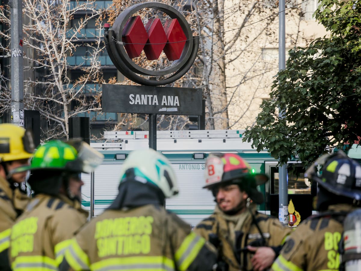 Emergencia controlada y servicio funcionando: revelan posible causa del fuego en estación Santa Ana del Metro de Santiago