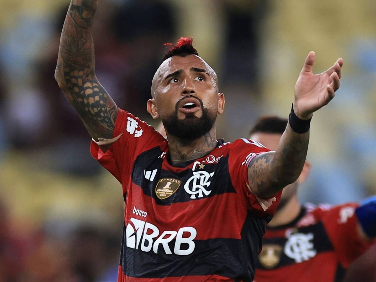 «Chileno, hijo de p…»: Hinchas ecuatorianos insultan a Arturo Vidal antes del estreno de Flamengo en la Libertadores