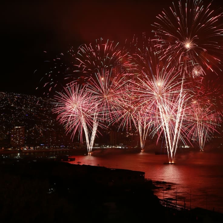 Año Nuevo 2026: estas son todas las comunas de Chile que tendrán shows de drones y fuegos artificiales