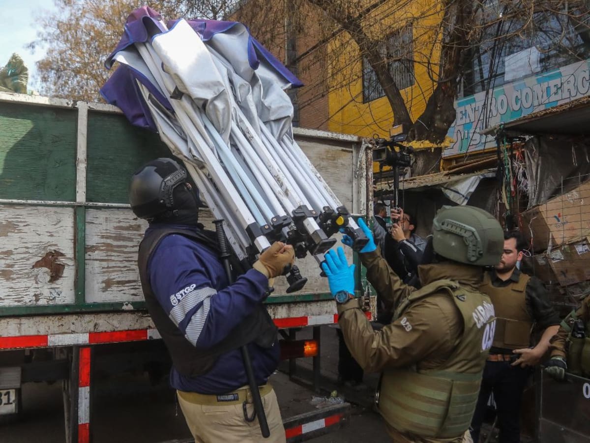 Retiran más de 80 toldos azules durante operativo en barrio Meiggs: comerciantes encendieron barricadas
