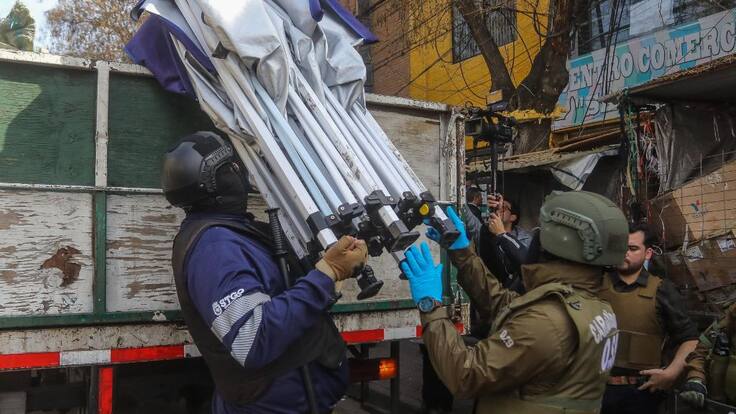 Retiran más de 80 toldos azules durante operativo en barrio Meiggs: comerciantes encendieron barricadas