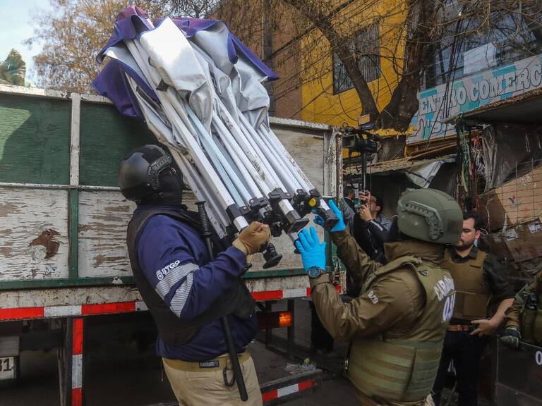 Retiran más de 80 toldos azules durante operativo en barrio Meiggs: comerciantes encendieron barricadas