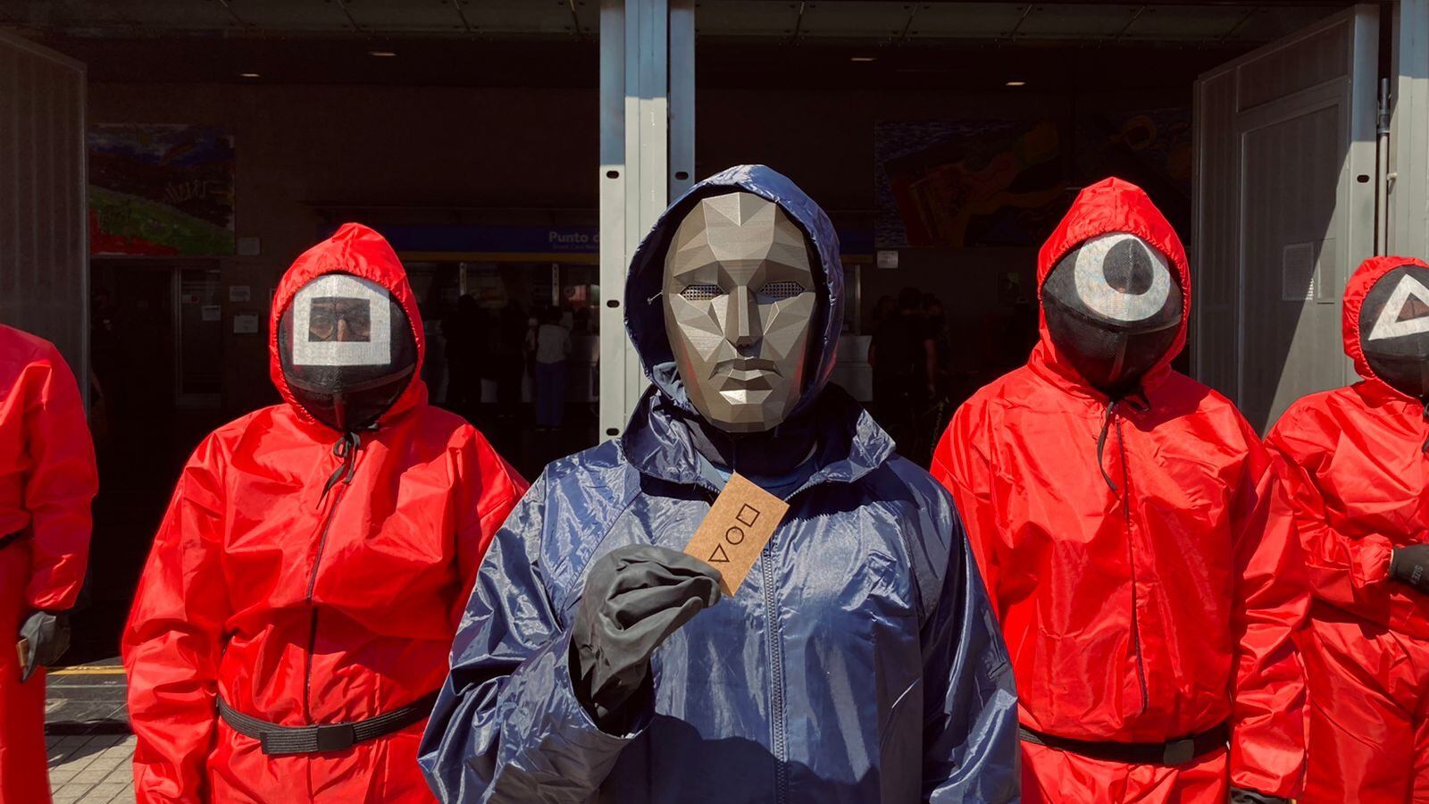 Los temidos personajes del último éxito de Netflix en la entrada de la estación Pudahuel. | Cedida.