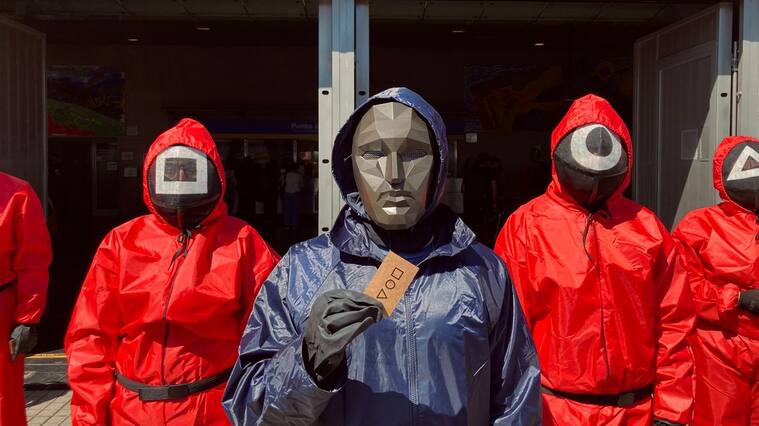 Los temidos personajes del último éxito de Netflix en la entrada de la estación Pudahuel. | Cedida.