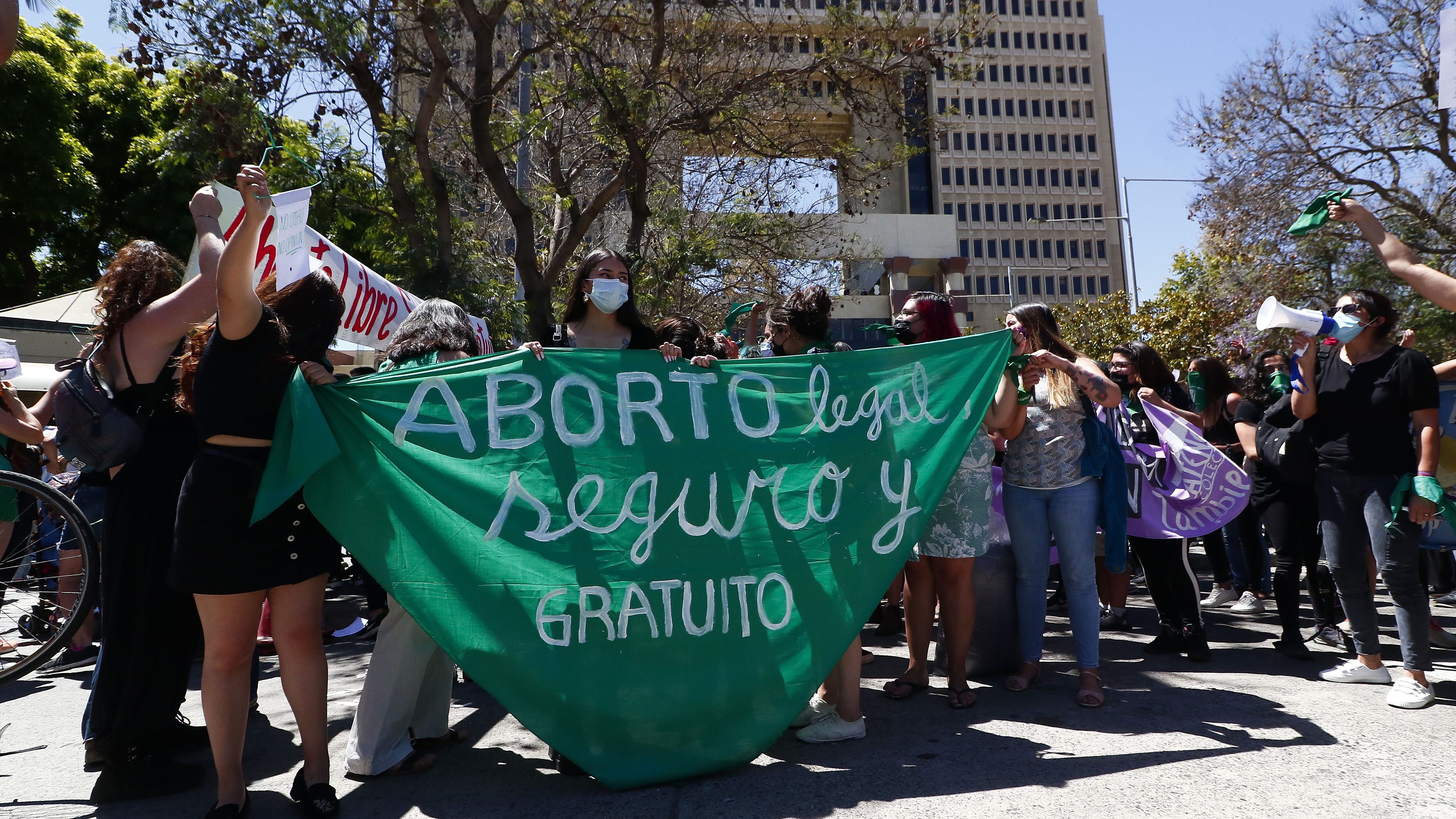 13 DE ENERO DE 2021/VALPARAISOManifestaciones a favor y en contra del aborto en las afueras del Congreso Nacional, en medio del inicio de la discusion del proyecto de despenalizacion del aborto en la Comision de Mujeres y Equidad de Genero.
FOTO: LEONARDO RUBILAR CHANDIA/AGENCIAUNO
