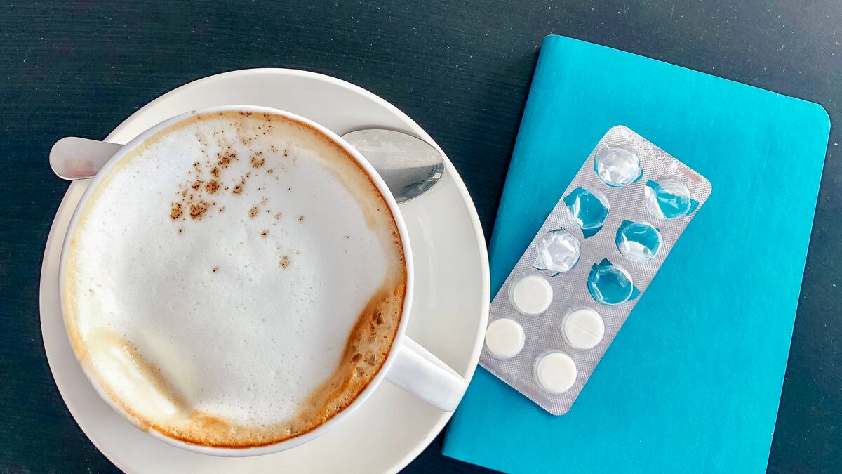 Estos medicamentos no los debes combinar con café, según expertos en salud