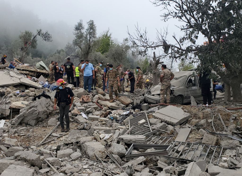 Rescatistas y militares del Líbano buscan entre los escombros tras el bombardeo de Israel sobre el norte del territorio libanés