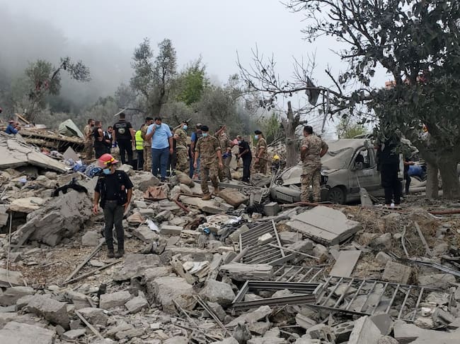 Rescatistas y militares del Líbano buscan entre los escombros tras el bombardeo de Israel sobre el norte del territorio libanés