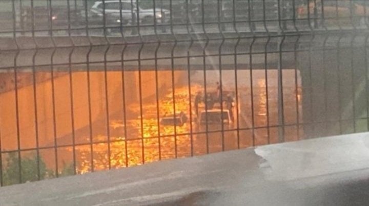 Rescatan a seis personas atrapadas en paso bajo nivel inundado por intensas lluvias en Macul