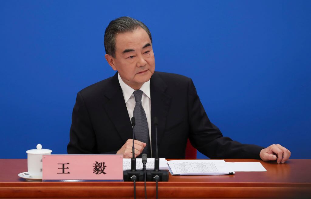 El ministro de relaciones exteriores chino Wang Yi ante la prensa