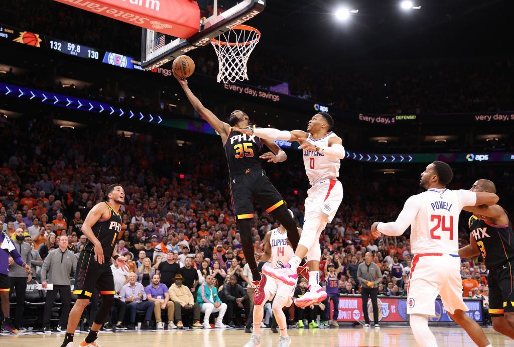 Kevin Durant busca una bandeja ante Russell Westbrook en Phoenix