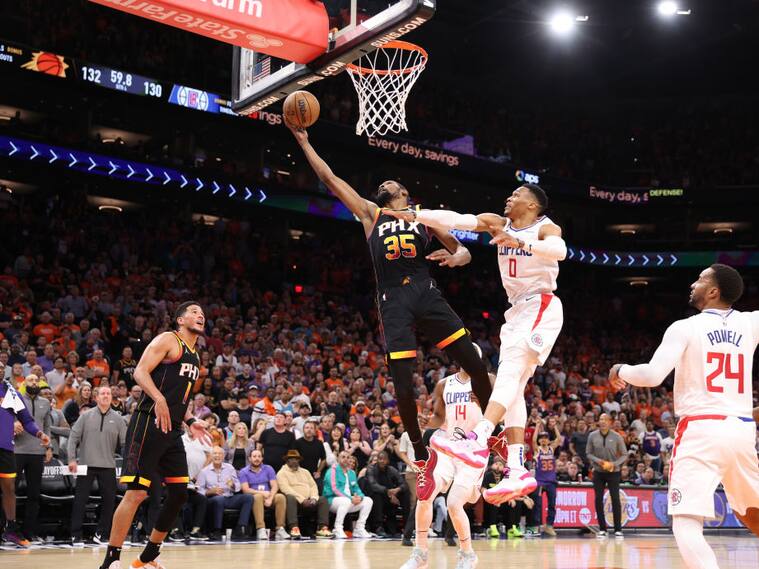 Kevin Durant busca una bandeja ante Russell Westbrook en Phoenix