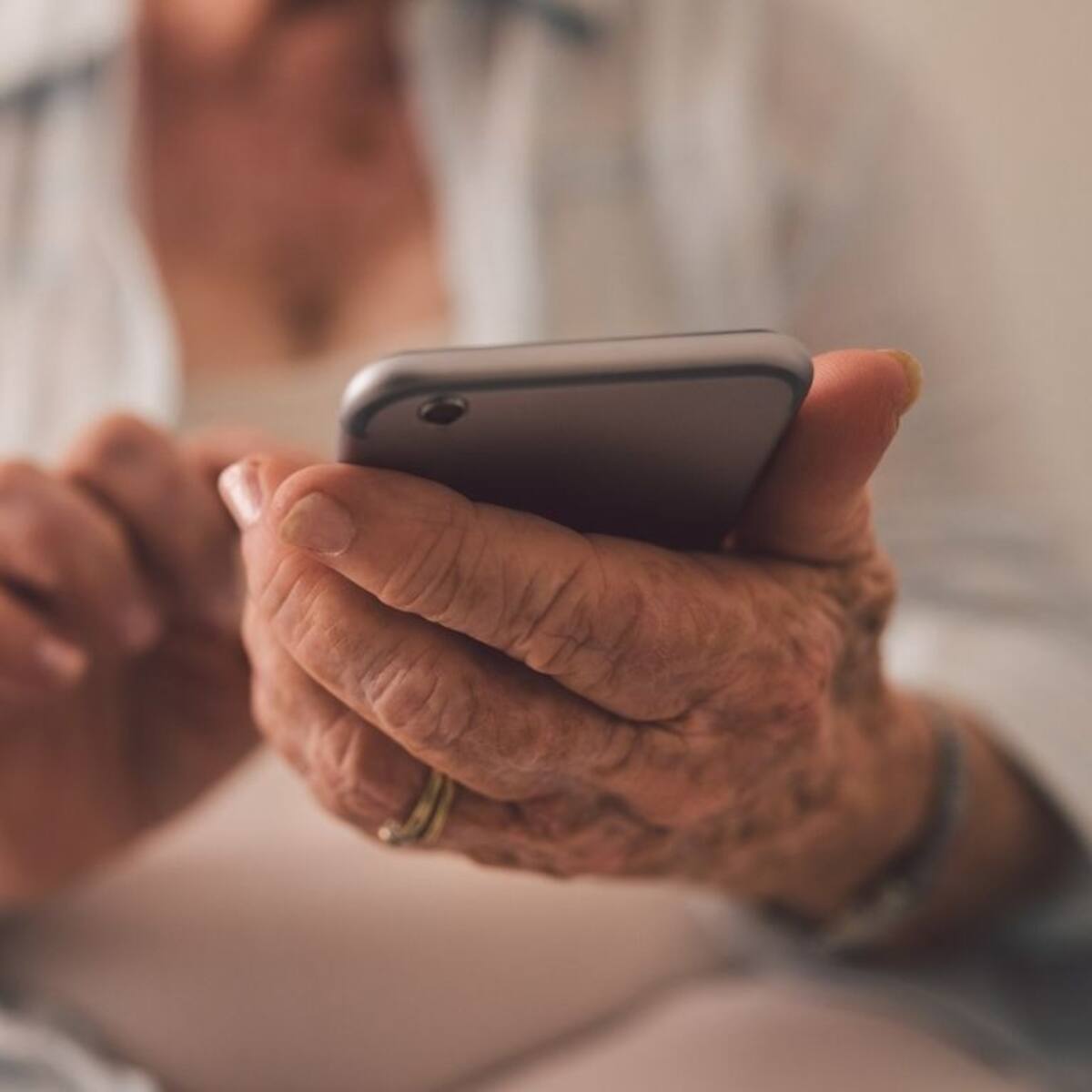 Estafas, desinformación y soledad: los riesgos que enfrentan los adultos mayores en redes sociales