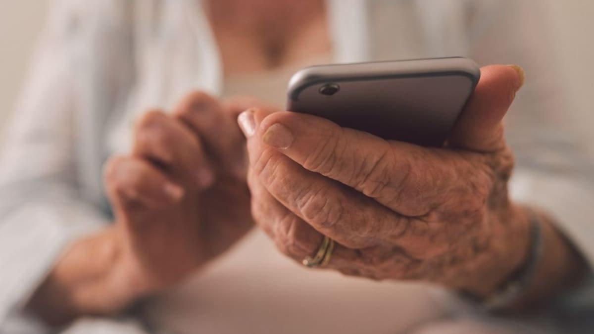 Estafas, desinformación y soledad: los riesgos que enfrentan los adultos mayores en redes sociales