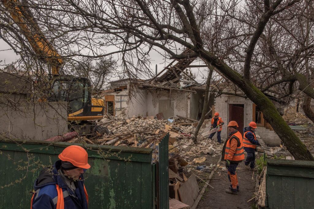Trabajadores de Ucrania en el retiro de escombros cerca de Kiev